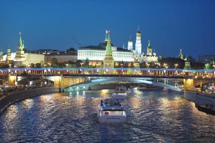 Ночная Москва, вид с моста у Храма Христа Спасителя на Кремль, Москва, 09 мая 2011 года