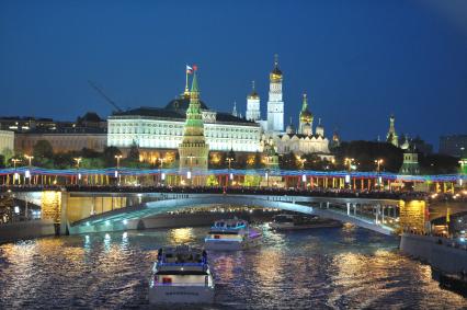 Ночная Москва, вид с моста у Храма Христа Спасителя на Кремль, Москва, 09 мая 2011 года