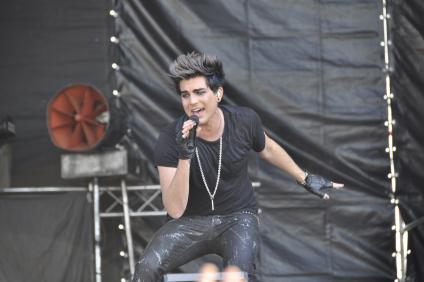 Адам Ламберт. Выступление на фестивале Maxidrom-201. Адам Ламберт (Adam Lambert) - американский певец, поэт-песенник и актер из Сан-Диего, Калифорния . В мае 2009 он стал финалистом восьмого сезона реалити-шоу American Idol. Первый известный поп артист, открыто заявивший о своей гомосексуальности в начале карьеры. 28 мая 2011 г.