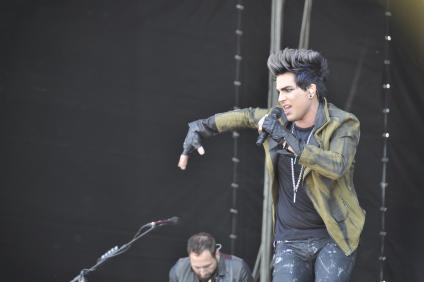 Адам Ламберт. Выступление на фестивале Maxidrom-201. Адам Ламберт (Adam Lambert) - американский певец, поэт-песенник и актер из Сан-Диего, Калифорния . В мае 2009 он стал финалистом восьмого сезона реалити-шоу American Idol. Первый известный поп артист, открыто заявивший о своей гомосексуальности в начале карьеры. 28 мая 2011 г.