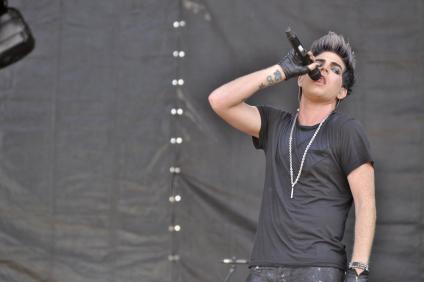 Адам Ламберт. Выступление на фестивале Maxidrom-201. Адам Ламберт (Adam Lambert) - американский певец, поэт-песенник и актер из Сан-Диего, Калифорния . В мае 2009 он стал финалистом восьмого сезона реалити-шоу American Idol. Первый известный поп артист, открыто заявивший о своей гомосексуальности в начале карьеры. 28 мая 2011 г.