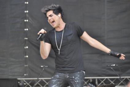 Адам Ламберт. Выступление на фестивале Maxidrom-201. Адам Ламберт (Adam Lambert) - американский певец, поэт-песенник и актер из Сан-Диего, Калифорния . В мае 2009 он стал финалистом восьмого сезона реалити-шоу American Idol. Первый известный поп артист, открыто заявивший о своей гомосексуальности в начале карьеры. 28 мая 2011 г.