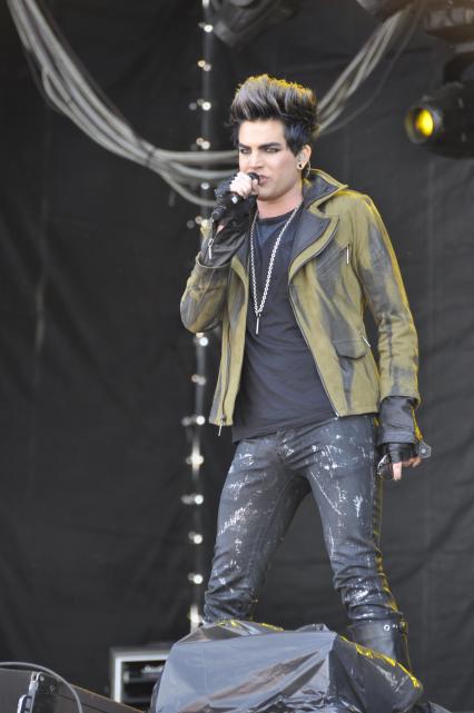 Адам Ламберт. Выступление на фестивале Maxidrom-201. Адам Ламберт (Adam Lambert) - американский певец, поэт-песенник и актер из Сан-Диего, Калифорния . В мае 2009 он стал финалистом восьмого сезона реалити-шоу American Idol. Первый известный поп артист, открыто заявивший о своей гомосексуальности в начале карьеры. 28 мая 2011 г.