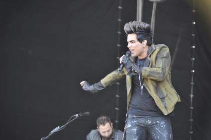 Адам Ламберт. Выступление на фестивале Maxidrom-201. Адам Ламберт (Adam Lambert) - американский певец, поэт-песенник и актер из Сан-Диего, Калифорния . В мае 2009 он стал финалистом восьмого сезона реалити-шоу American Idol. Первый известный поп артист, открыто заявивший о своей гомосексуальности в начале карьеры. 28 мая 2011 г.