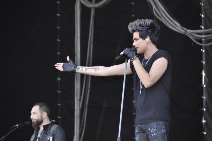 Адам Ламберт. Выступление на фестивале Maxidrom-201. Адам Ламберт (Adam Lambert) - американский певец, поэт-песенник и актер из Сан-Диего, Калифорния . В мае 2009 он стал финалистом восьмого сезона реалити-шоу American Idol. Первый известный поп артист, открыто заявивший о своей гомосексуальности в начале карьеры. 28 мая 2011 г.