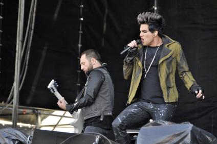 Адам Ламберт. Выступление на фестивале Maxidrom-201. Адам Ламберт (Adam Lambert) - американский певец, поэт-песенник и актер из Сан-Диего, Калифорния . В мае 2009 он стал финалистом восьмого сезона реалити-шоу American Idol. Первый известный поп артист, открыто заявивший о своей гомосексуальности в начале карьеры. 28 мая 2011 г.