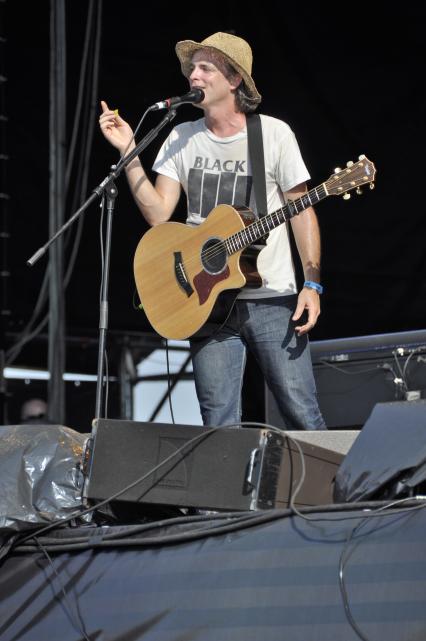Выступление группы Travis на рок-фестивале Maxidrom-2011. Travis- британская рок-группа из Шотландии, названная по имени главного героя фильма Вима Вендерса  Париж, Техас . 28 мая 2011 г.