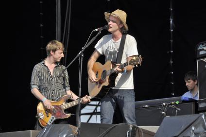 Выступление группы Travis на рок-фестивале Maxidrom-2011. Travis- британская рок-группа из Шотландии, названная по имени главного героя фильма Вима Вендерса Париж, Техас . 28 мая 2011 г.