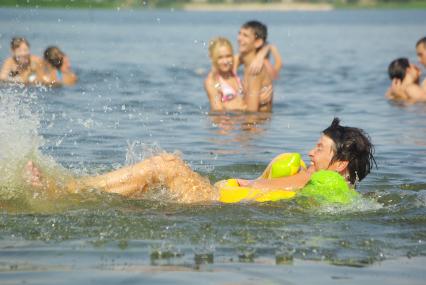 Дети в надувных кругах и нарукавниках плещутся в водоеме, Саратов, 31 июля 2010 года