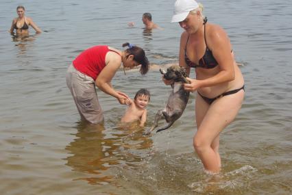 Женщина купает в пруду собачку, Саратов, 22 июля 2010 года