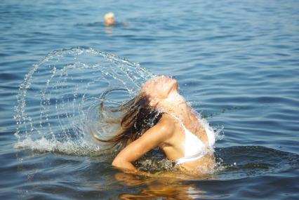 Девушка купается в водоеме, Саратов, 12 июля 2010 года