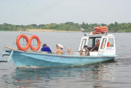 Группа людей едет на лодке по реке, Саратов, 22 июля 2010 года