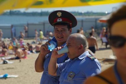 Полицейские спасаются от жары минералкой, Саратов, 08 июля 2010 года