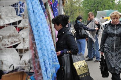 15 мая 2011 г. Москва. Рынок в Лужниках. Торговля. Продавцы. Покупатели.