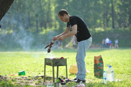 Приготовление шашлыка на природе, Москва,21 мая  2011 года