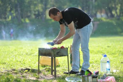 Приготовление шашлыка из мяса и овощей  на природе, Москва,21 мая  2011 года