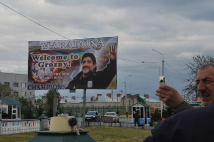 10 мая 2011 г. Чеченская республика. Город Грозный. Плакат с изображением Диего Марадона призыв добропожаловать в Грозный.