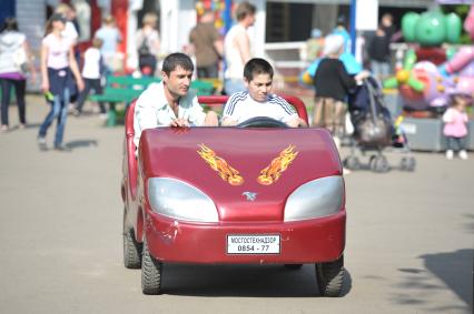 Отдых горожан в парке Дружбы,  21 мая 2011 года, Москва