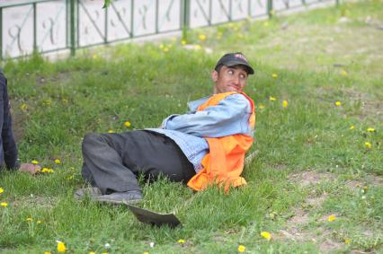 Гастарбайтер лежит отдыхает на травке, Москва,21 мая 2011 года
