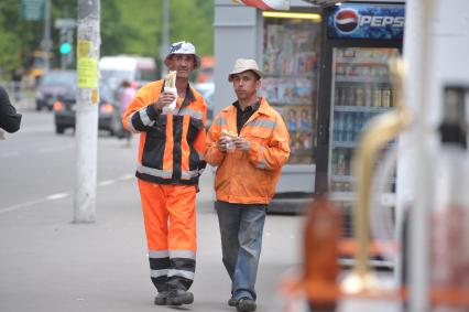 Гастарбайтеры с шаурмой идут по городу, Москва,21 мая  2011 года