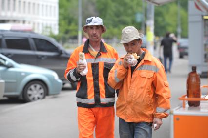 Гастарбайтеры с шаурмой идут по городу, Москва,21 мая  2011 года