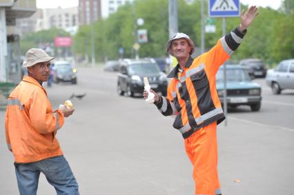 Гастарбайтеры с шаурмой идут по городу, Москва,21 мая  2011 года