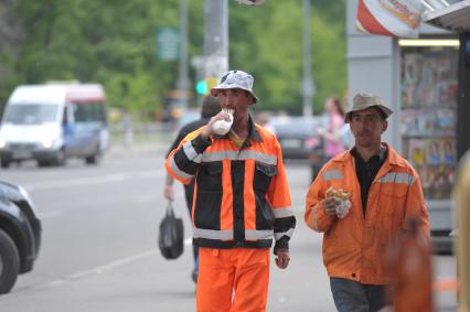 Гастарбайтеры с шаурмой идут по городу, Москва,21 мая  2011 года