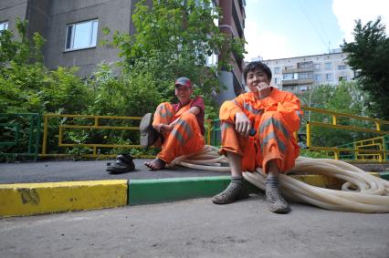 Гастарбайтеры сидят у дома на асфальте, Москва,21 мая  2011 года