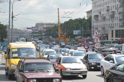 Машины едут по Волоколамскому шоссе, Москва, 9 июня 2011 года