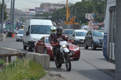 Машины едут по Волоколамскому шоссе, Москва, 9 июня 2011 года