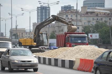 Экскалатор роет яму на Ленинградском проспекте, Москва, 09 июня 2011 года