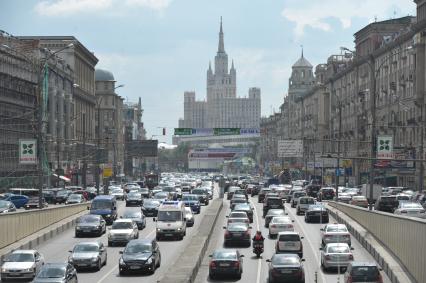 Машины едут по Большой Садовой улице, Москва, 9 июня 2011 года