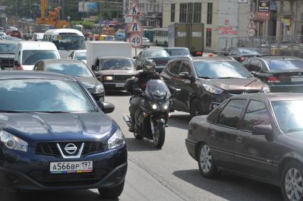 Машины едут по Волоколамскому шоссе, Москва, 9 июня 2011 года