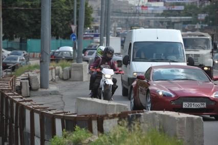 Машины едут по Волоколамскому шоссе, Москва, 9 июня 2011 года