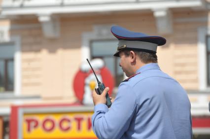 Полицейский разговаривает по рации, Москва, 09 июня 2011 года