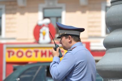 Полицейский разговаривает по рации, Москва, 09 июня 2011 года