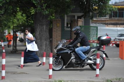 Мотоциклист едет по тротуару, Москва, 09 июня 2011 года