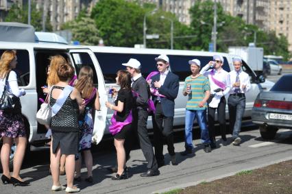 Московские выпускники катаютя на лимузине в День последнего звонка.  25 мая 2011 г.