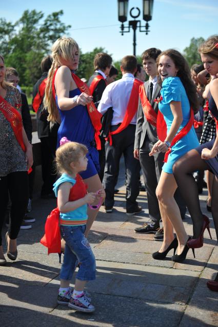 Московские выпускницы на Поклонной горе в день последнего звонка. Танцы, красные ленты , веселье. 25 мая 2011 г.