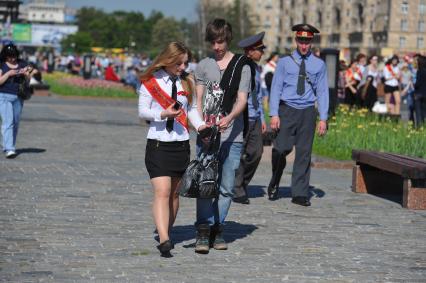 Московские выпускники на Поклонной горе в день последнего звонка. Полиция следит за порядком. 25 мая 2011 г.