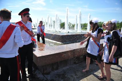 Московские выпускники на Поклонной горе в день последнего звонка. Суворовцы. Фонтан.  25 мая 2011 г.