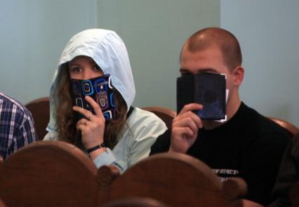Суд над бандой фашистов Боровикова-Воеводина. На снимке: люди пришедшие на суд, поддерживающие осужденных. 14 июня 2010 года.
