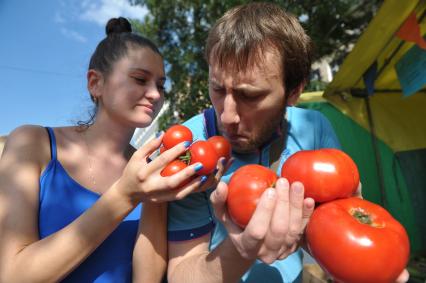 Молодой человек и девушка с помидорами в руках,  Москва,10 июня 2011 года