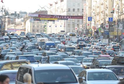 Автомобильная пробка на Тверской улице. 1 июня 2011 года