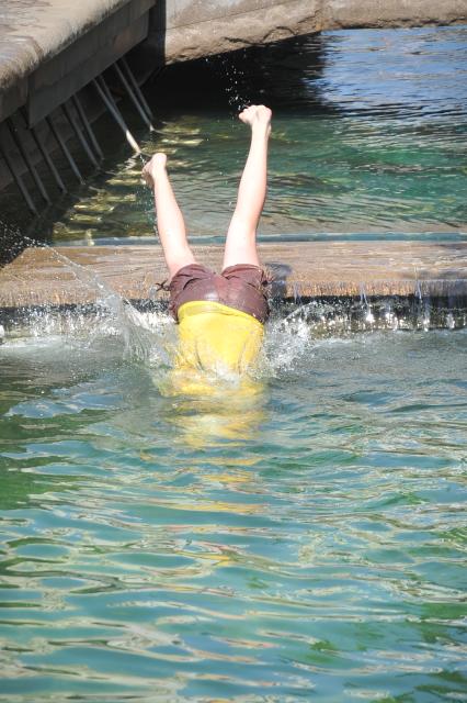 Молодой человек ныряет в воду. 2 июня 2011 года.