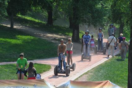 Прогулка на сигвее в парке  Царицыно. Садово-парковый сегвей. Экскурсия по парку. Люди катаются на сигвее. 28 мая 2011 г.