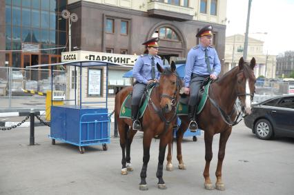 Конная полиция на улице города, Москва, 22 июня 2011 года