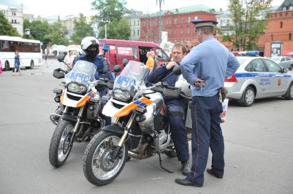 Полицейский стоит у мотоциклов МЧС, Москва, 22 июня 2011 года