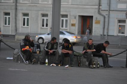 Приезжин нерусские с пивом сидят на улице, метро библиотека имени Ленина, Москва. 30 мая 2011 года