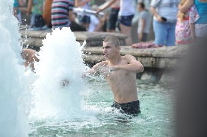 Купание в фонтане в Александровском саду, Москва, 28 июня 2011 года